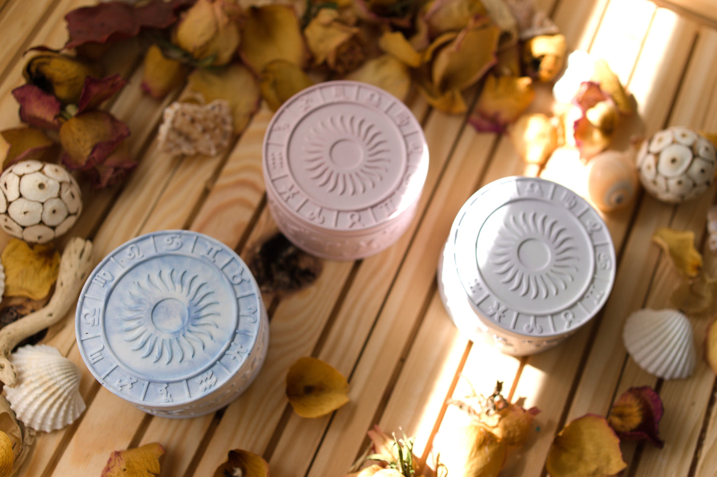 Boîte en céramique artisanale – Motifs astrologiques et solaires