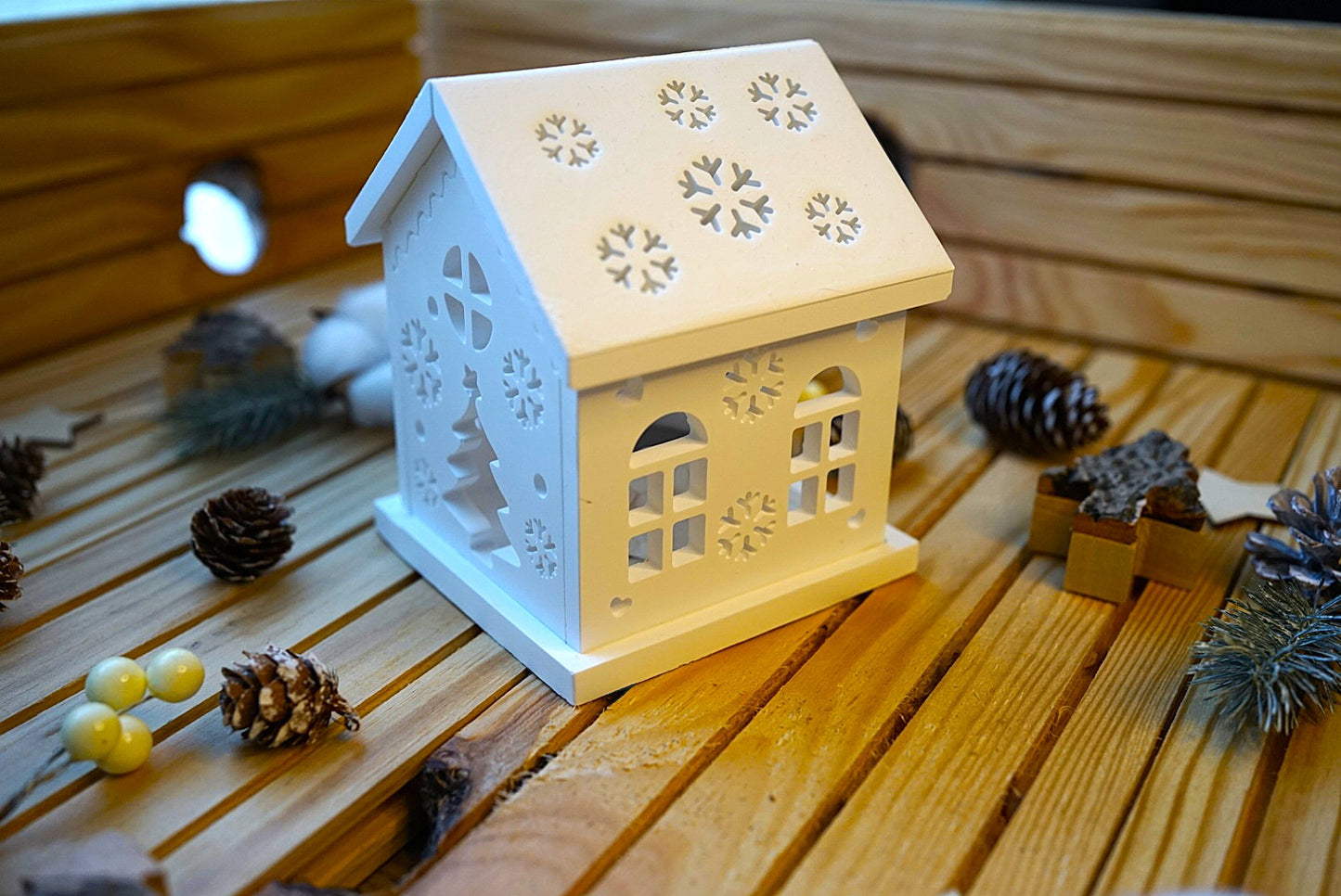 Petite Maison de Noël avec Bougeoir Tressé – Ambiance Chaleureuse et Authentique