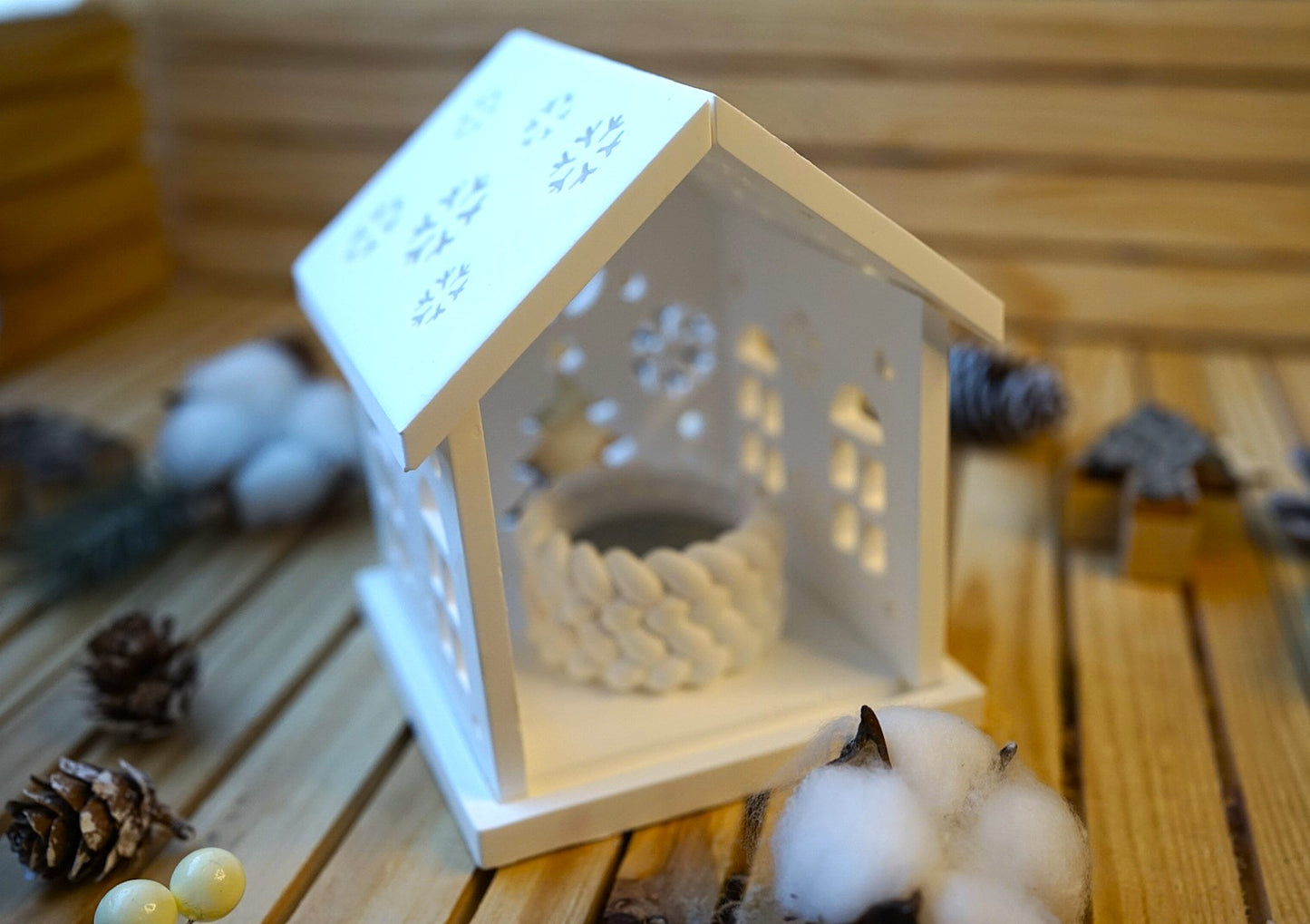 Petite Maison de Noël avec Bougeoir Tressé – Ambiance Chaleureuse et Authentique