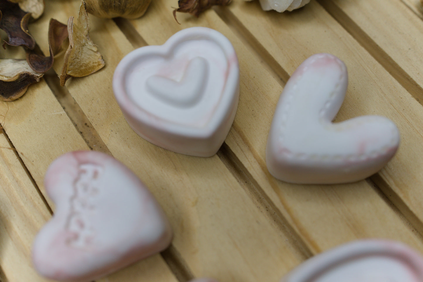 Lot de 5 petits cœurs en céramique – Décoration artisanale