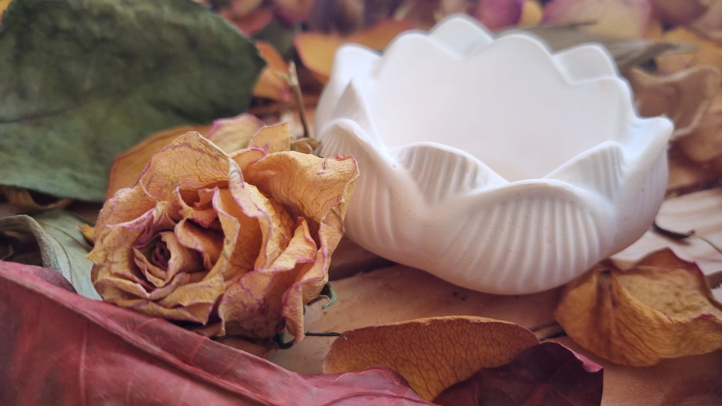 Bol fleur en céramique – vide-poche artisanal – coupelle fleur de lotus faite main