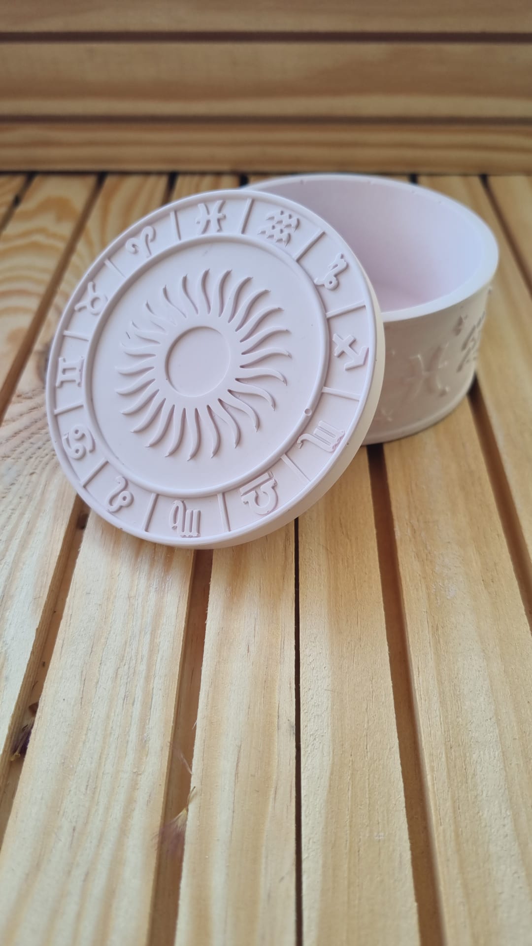 Boîte en céramique artisanale – Motifs astrologiques et solaires