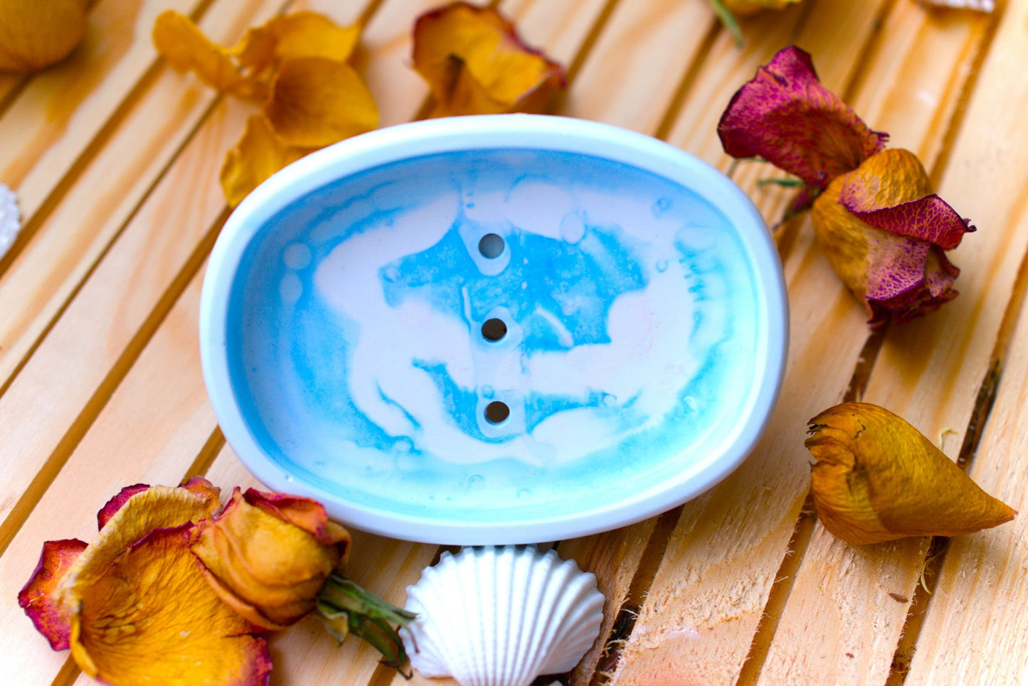 Porte-savon en céramique blanc et bleu – Design artisanal avec trous d’écoulement