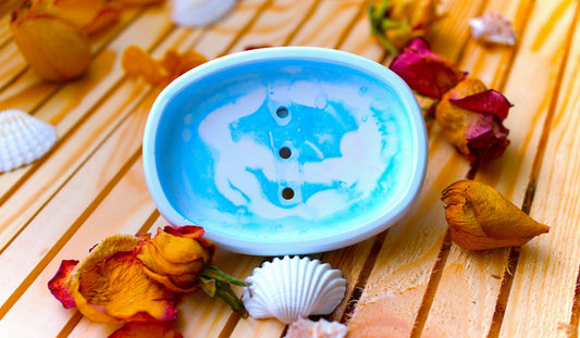 Porte-savon en céramique blanc et bleu – Design artisanal avec trous d’écoulement