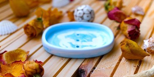 Porte-savon en céramique blanc et bleu – Design artisanal avec trous d’écoulement