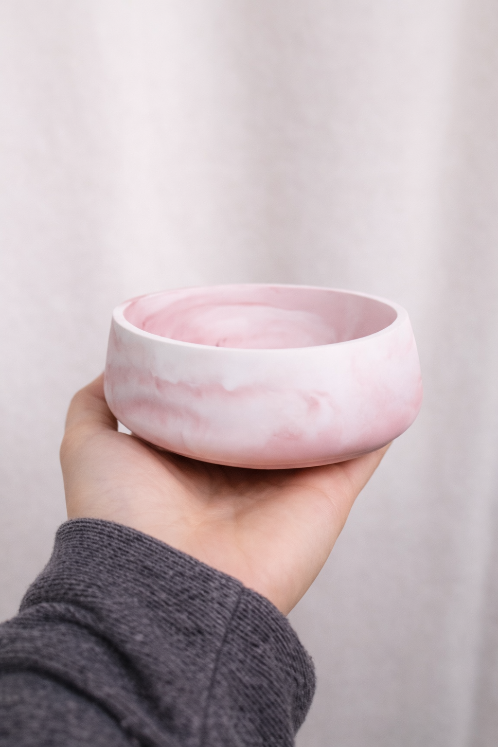 Pot à encens en céramique – Sable & fleur, tons bordeaux / rouge