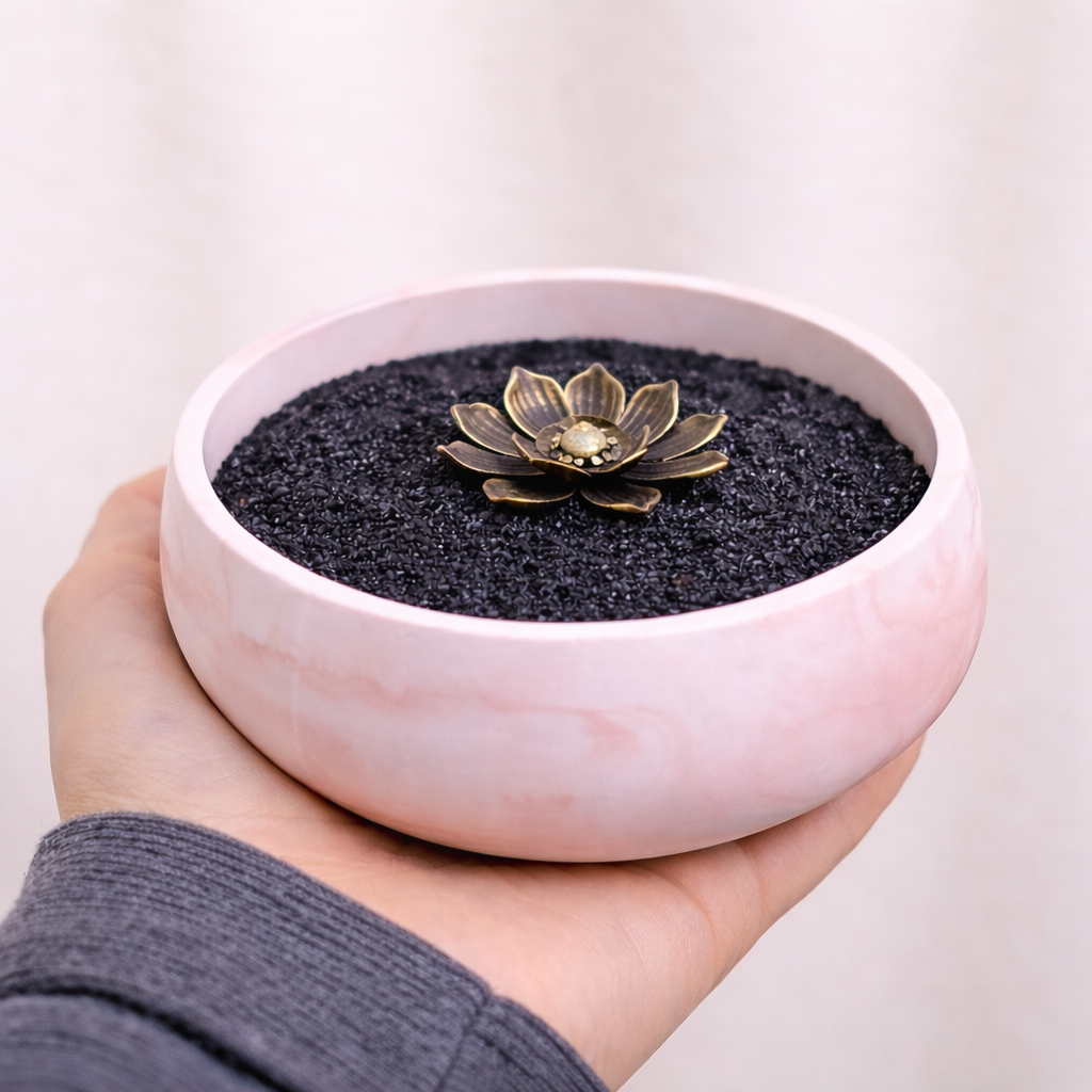 Pot à encens en céramique – Sable & fleur, tons bordeaux / rouge