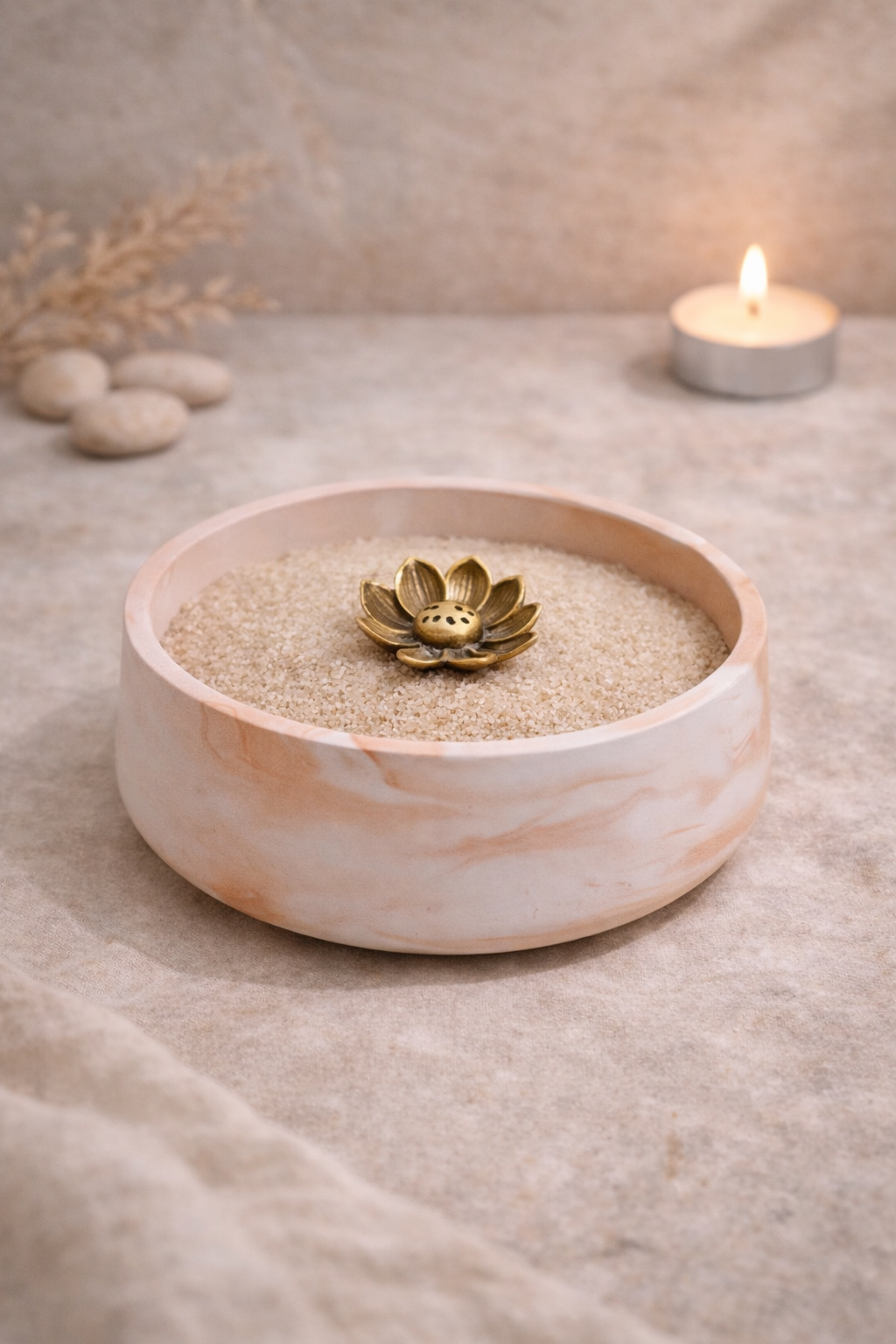 Pot à encens en céramique – Sable & fleur, tons orange