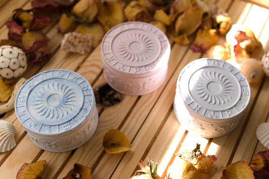 Boîte en céramique artisanale – Motifs astrologiques et solaires