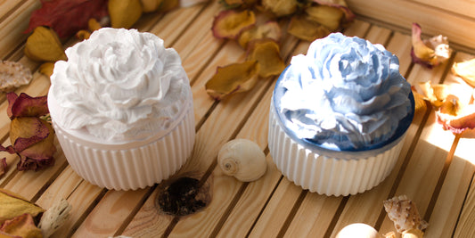 Boîte décorative en céramique avec couvercle fleur sculptée – Élégance artisanale