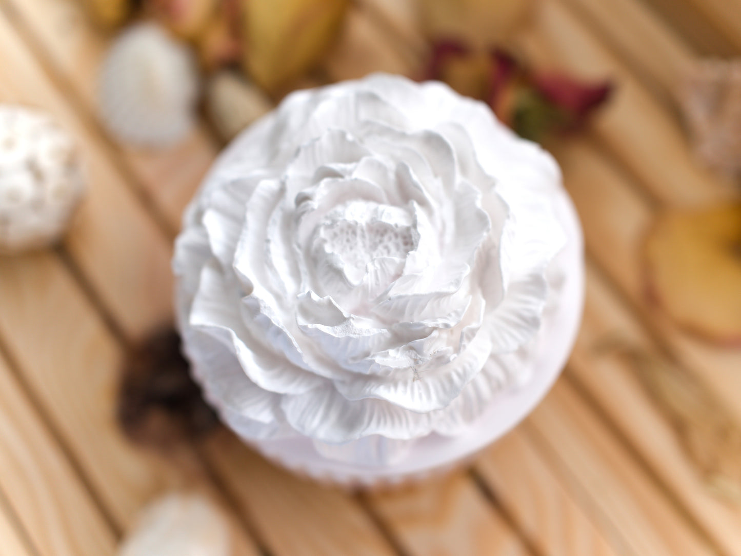 Boîte décorative en céramique avec couvercle fleur sculptée – Élégance artisanale