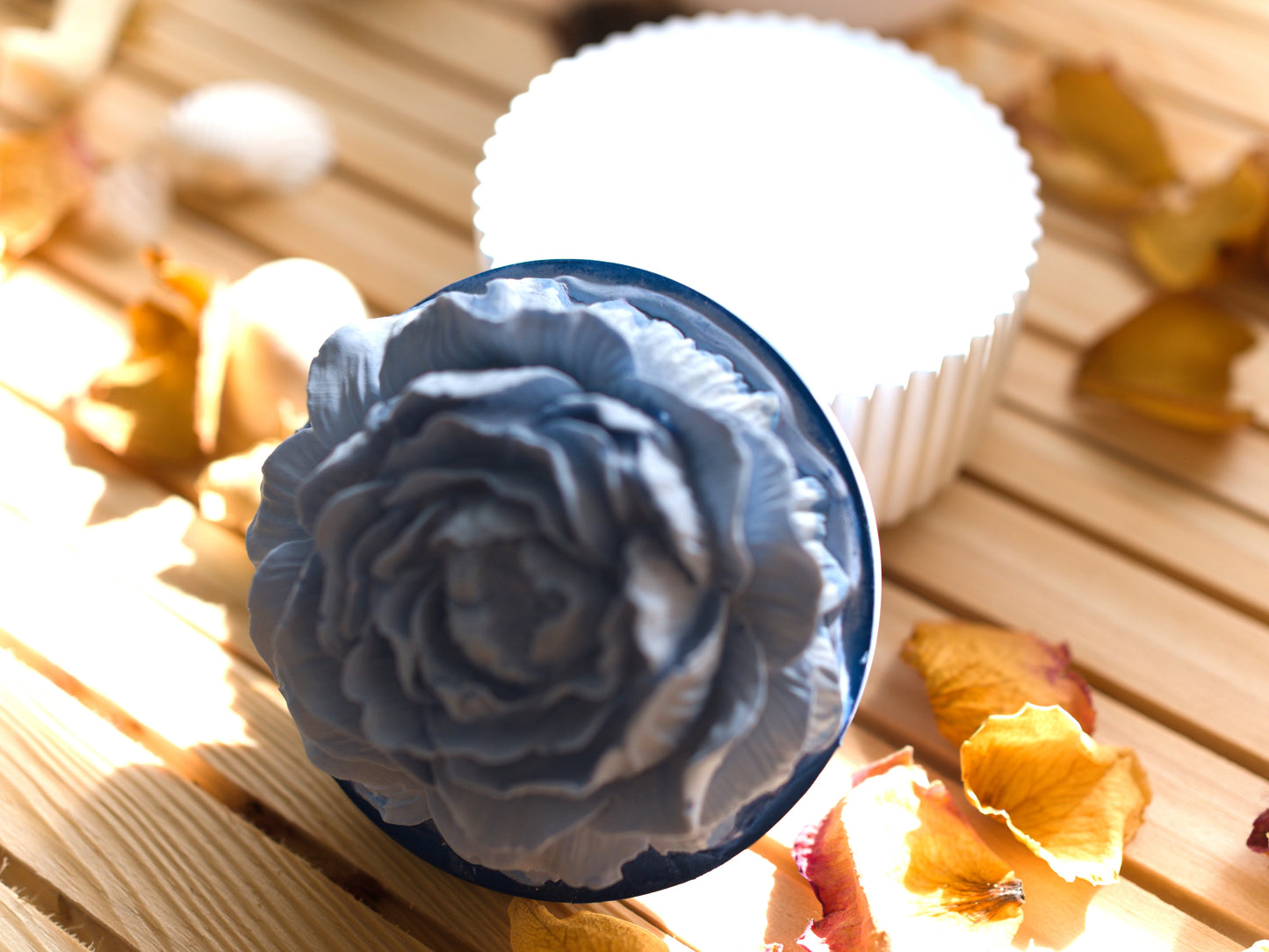 Boîte décorative en céramique avec couvercle fleur sculptée – Élégance artisanale