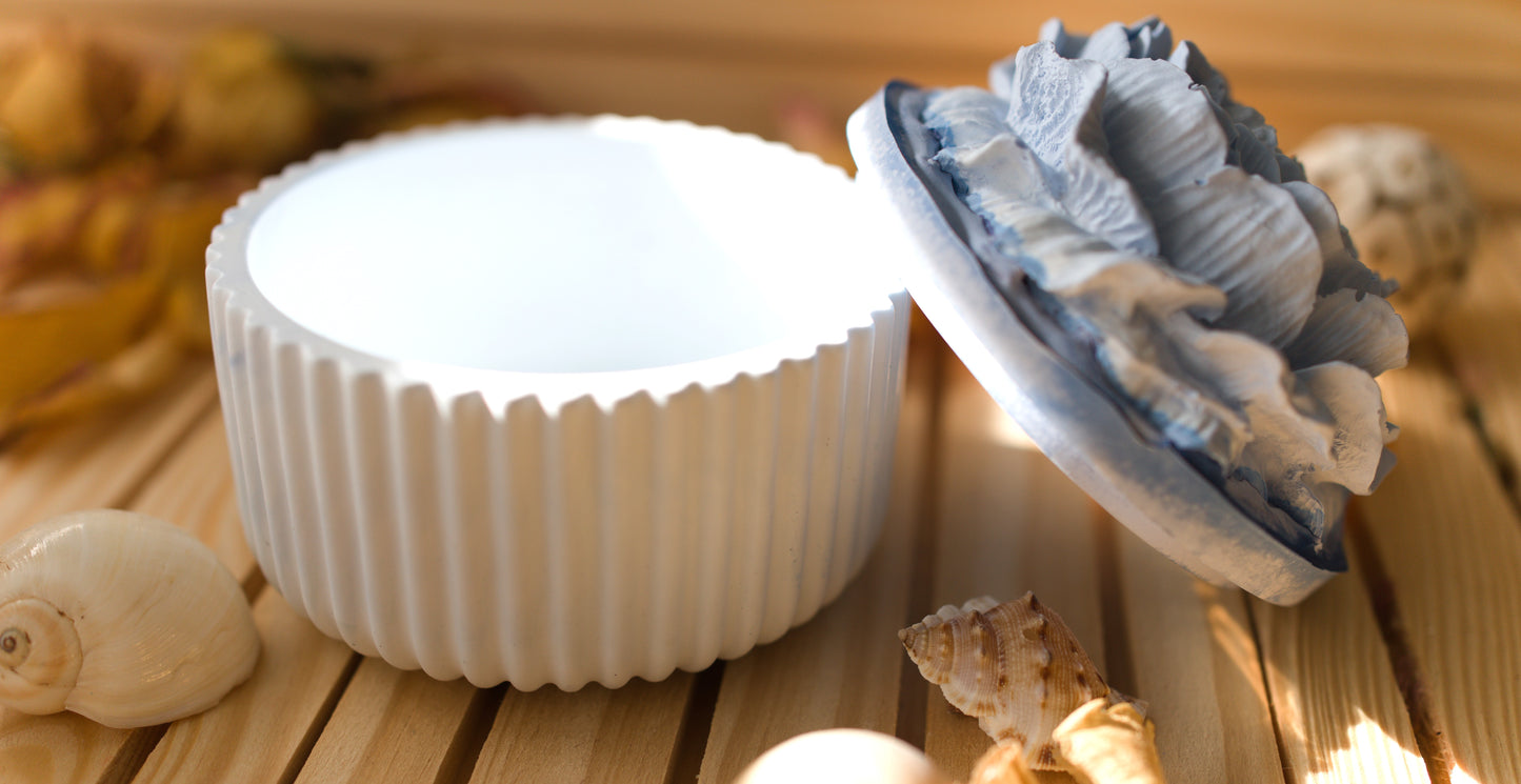 Boîte décorative en céramique avec couvercle fleur sculptée – Élégance artisanale