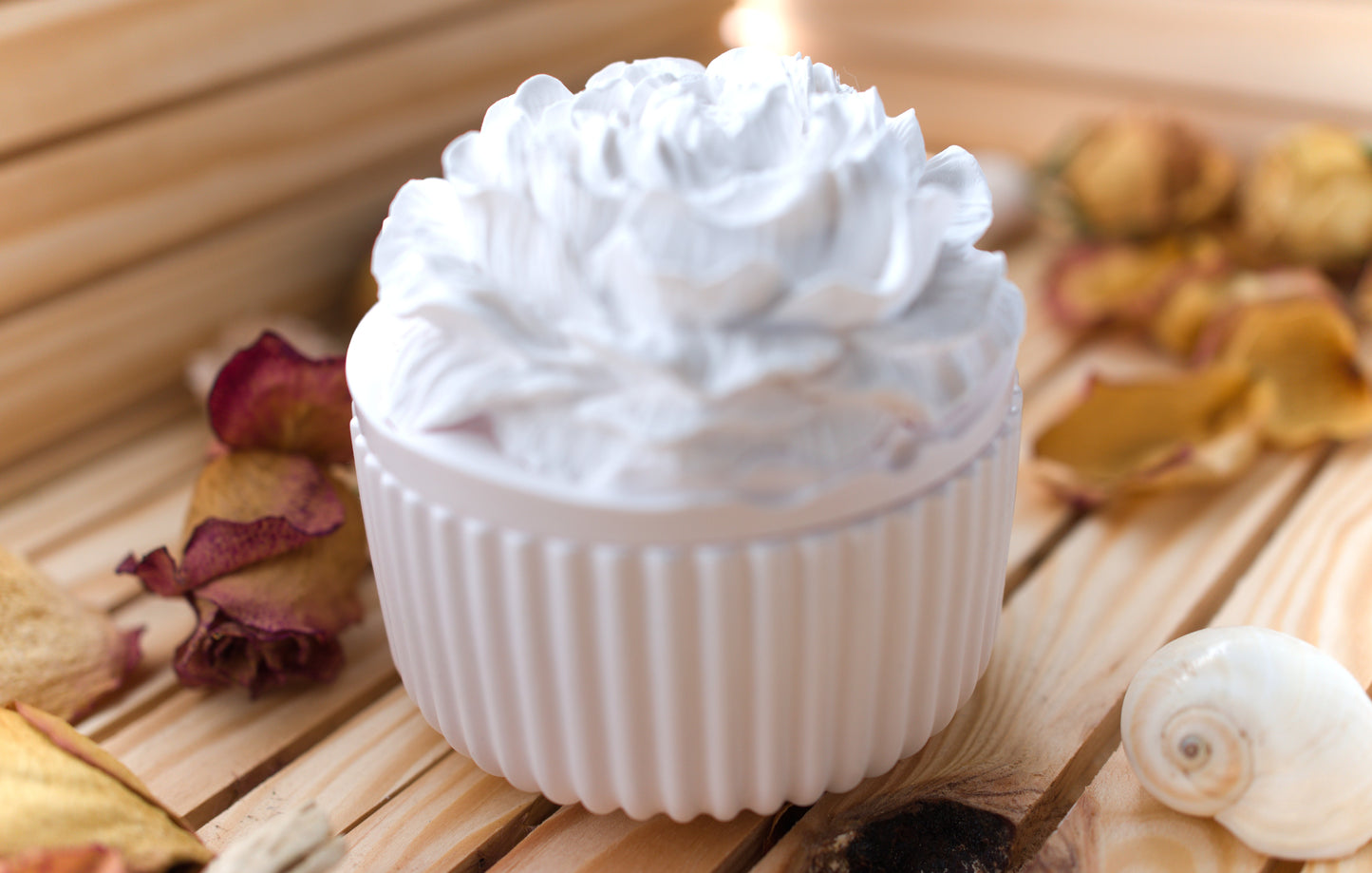 Boîte décorative en céramique avec couvercle fleur sculptée – Élégance artisanale