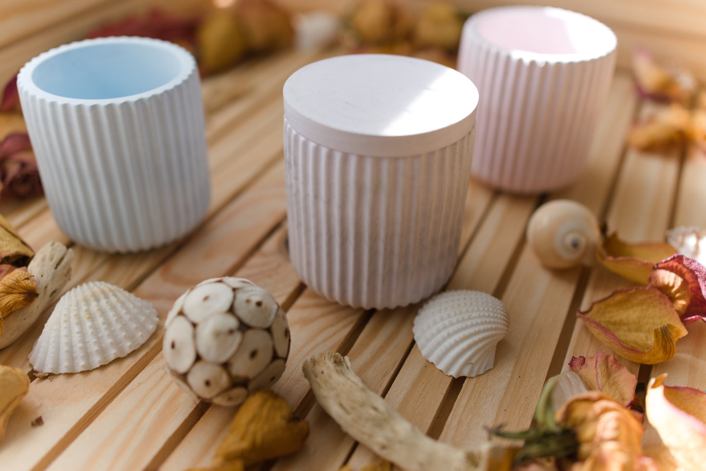 Pot décoratif à stries avec couvercle – Pièce artisanale unique