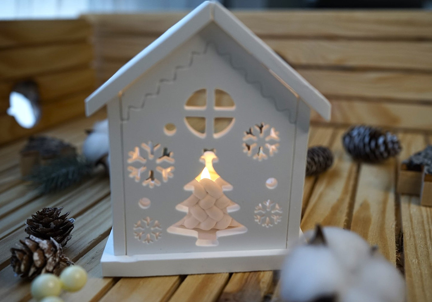 Petite Maison de Noël avec Bougeoir Tressé – Ambiance Chaleureuse et Authentique