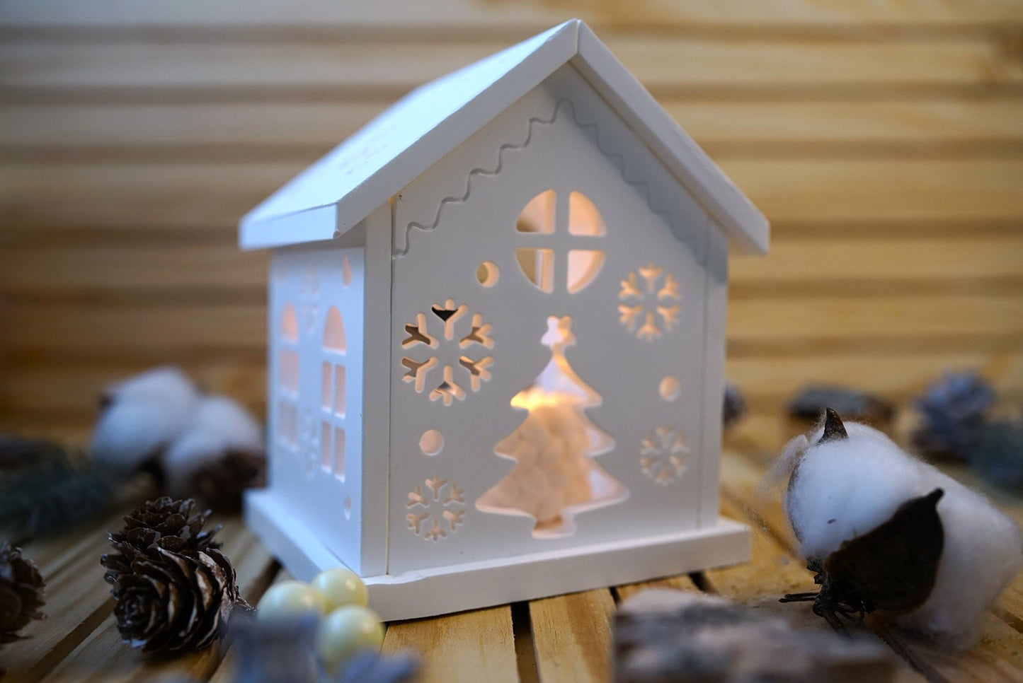 Petite Maison de Noël avec Bougeoir Tressé – Ambiance Chaleureuse et Authentique