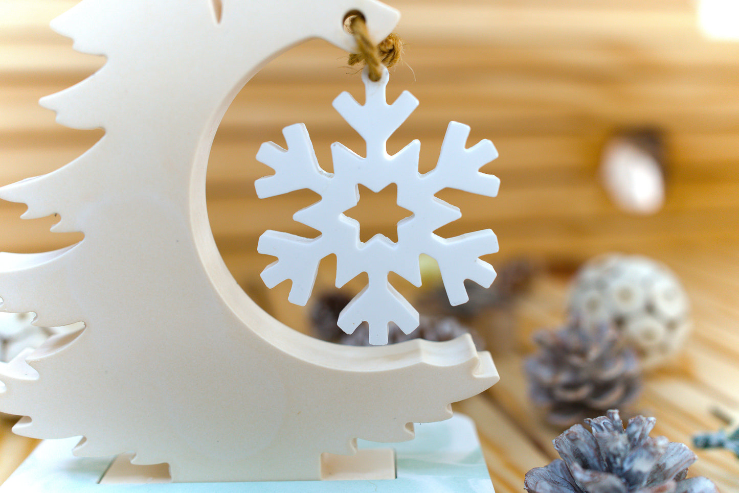 Sapin décoratif en céramique avec flocon suspendu