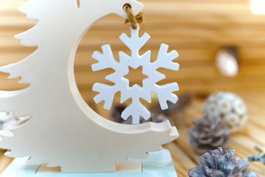 Sapin décoratif en céramique avec flocon suspendu