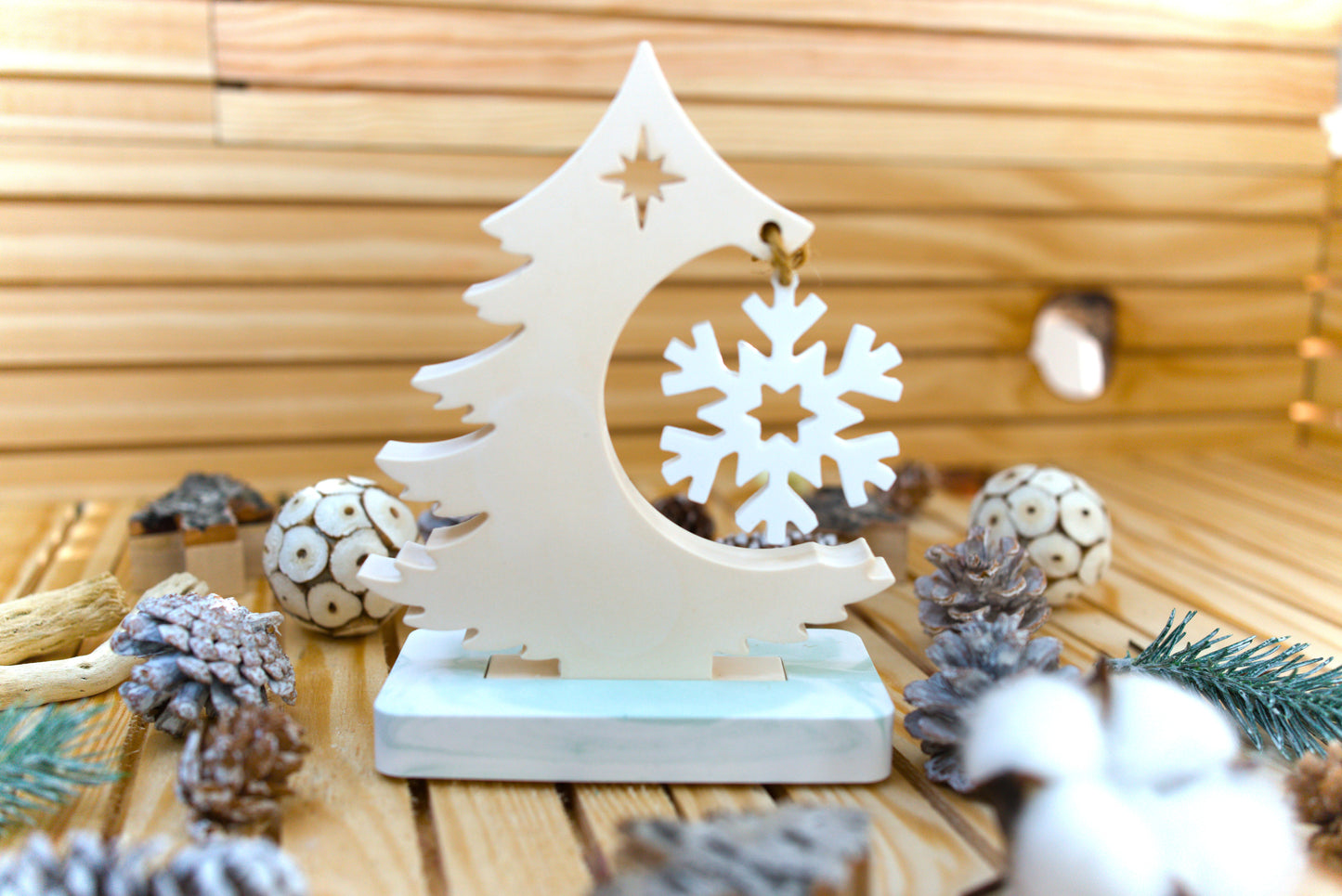 Sapin décoratif en céramique avec flocon suspendu