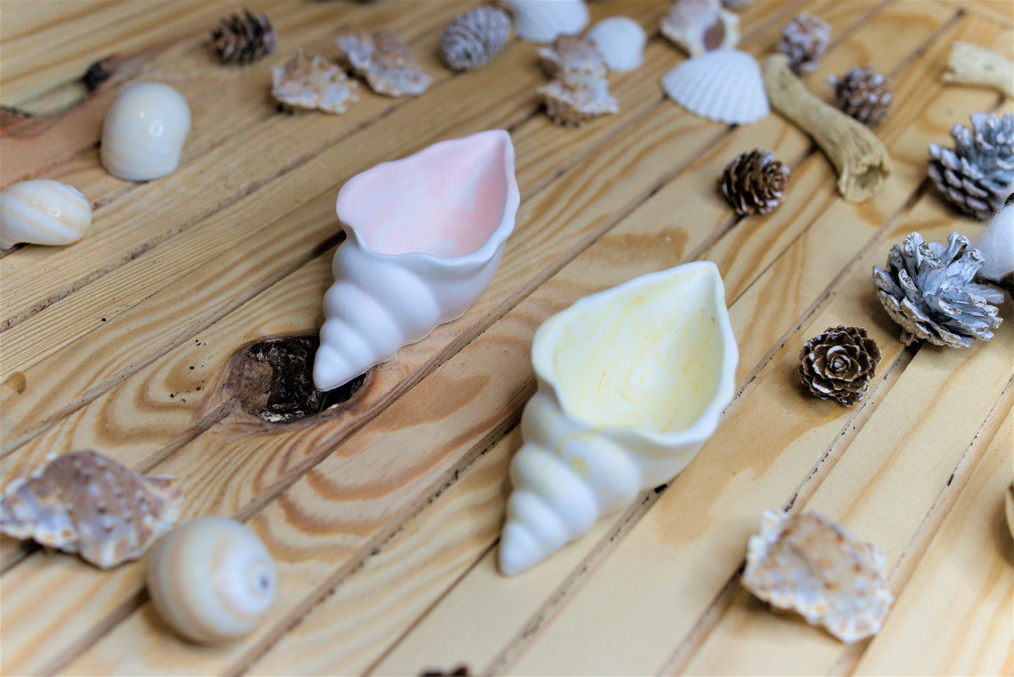 Vide-poche coquillage en céramique – coupelle décorative faite main – objet artisanal bord de mer