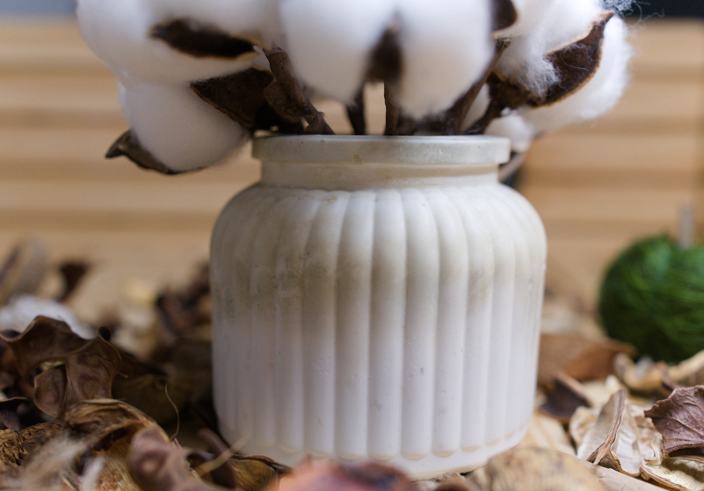 Vase en Céramique Rayé – Élégance Naturelle & Design Minimaliste