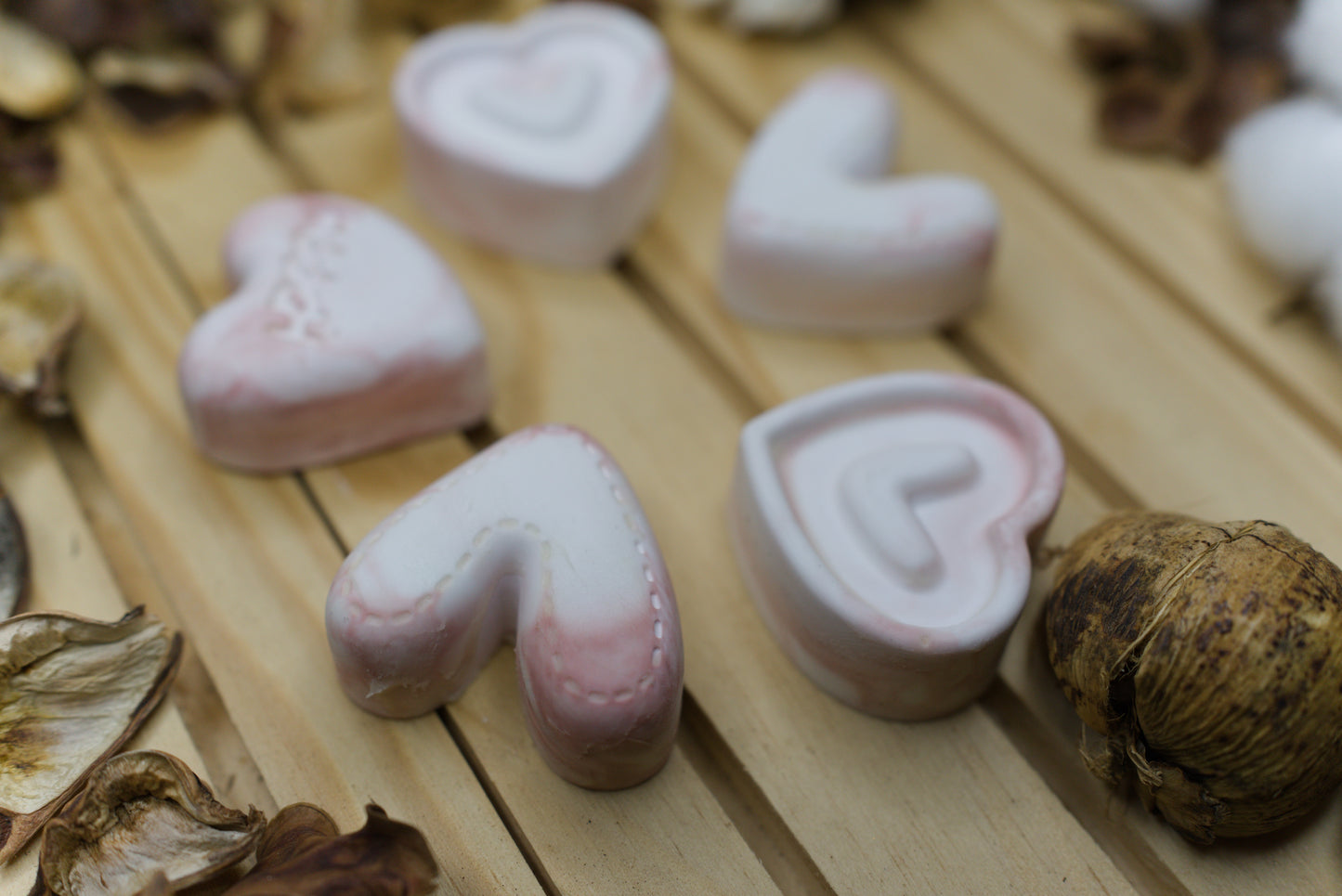 Lot de 5 petits cœurs en céramique – Décoration artisanale