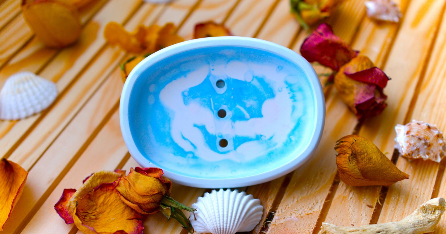 Porte-savon en céramique blanc et bleu – Design artisanal avec trous d’écoulement