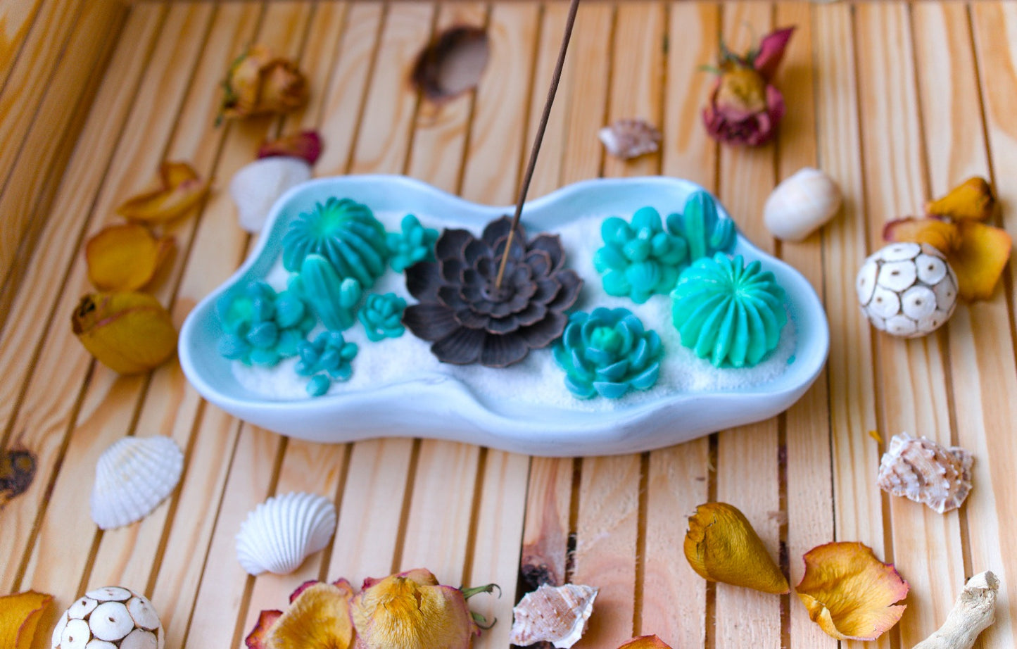 Décoration zen en céramique – Plateau avec succulentes vertes et porte-encens